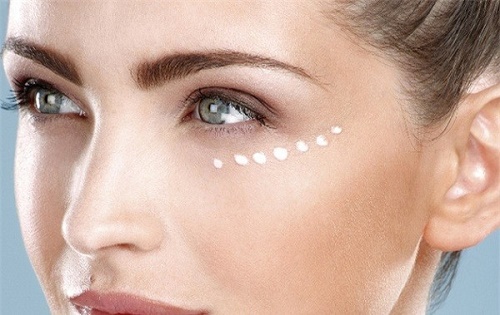 Sử dụng kem dưỡng chuyên biệt cho vùng mắt để ngăn ngừa lão hóa.
