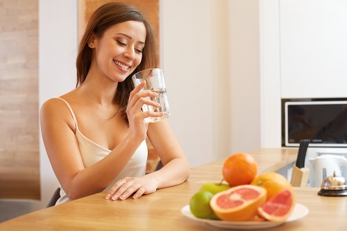 Uống một cốc nước nhỏ trước khi ngủ sẽ hạn chế hình thành nếp nhăn khóe mắt.