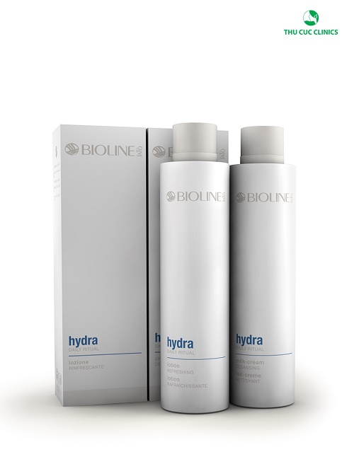 Bộ sản phẩm Hydra dành riêng cho da khô với sữa rửa mặt và nước hoa hồng giúp làm sạch và cân bằng độ ẩm. Giúp làn da khô luôn mượt mà và mịn màng
