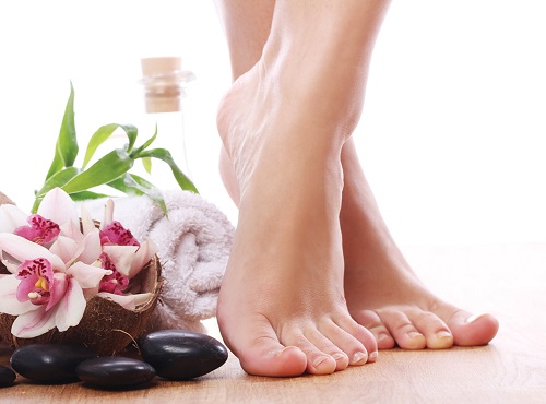 Khách hàng đang trải nghiệm quy trình tẩy da chết chân tại Thu Cúc Clinics