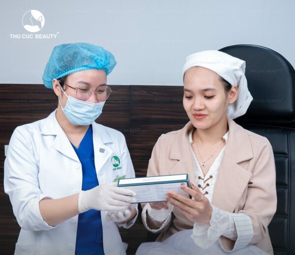 Bác sĩ chuyên môn tại Thu Cúc thăm khám và tư vấn cho khách hàng.