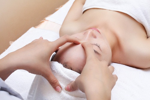 Liệu pháp massage ấn huyệt cho gương mặt thon gọn