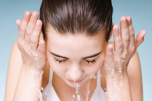 Không rửa mặt với nước quá nóng bởi với nhiệt độ cao như vậy sẽ có nguy cơ làm hỏng kết cấu biểu bì của da.