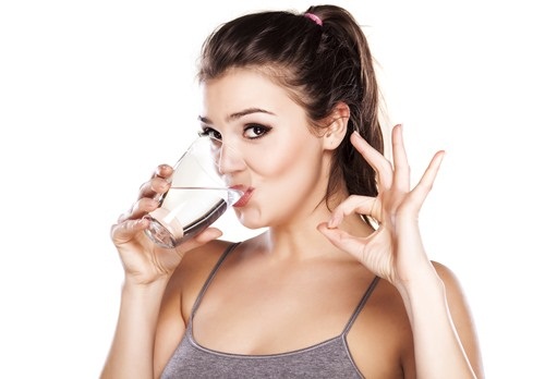 Uống không đủ nước sẽ dễ bị lão hóa, các mô da và dưới da kém chun giãn đàn hồi gây nên các nếp nhăn trên mặt.