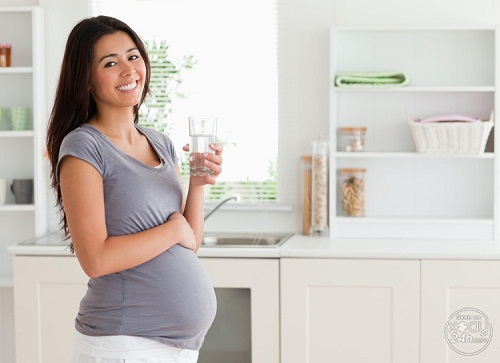Uống nước đầy đủ trong thai kỳ giúp mẹ giảm bớt những khó chịu do ốm nghén.