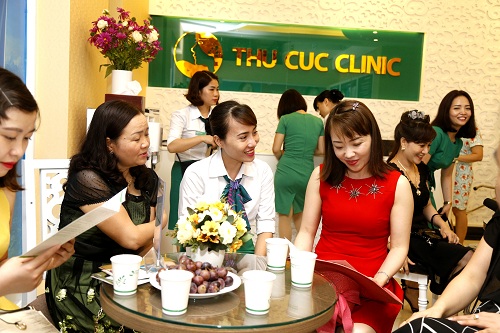 Cận cảnh quá trình đón tiếp khách hàng chu đáo, tận tình của đội ngũ chuyên viên tại Thu Cúc Clinic Quảng Ninh.