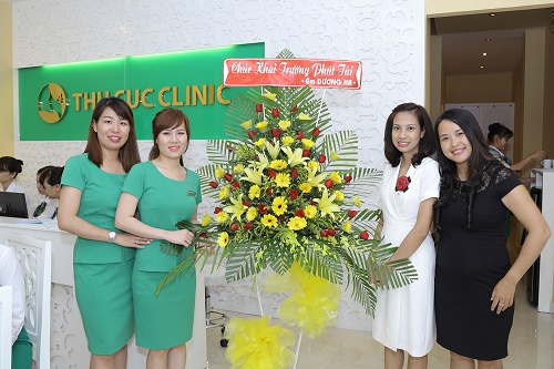 Đáp lại sự chờ đợi và háo hức của khách hàng, ngày 31/7, cơ sở Thu Cúc Clinic Sài Gòn đã chính thức khai chương và bắt đầu phục vụ nhu cầu làm đẹp của những khách hàng đầu tiên. Ngay từ sáng sớm, những lẵng hoa mừng khai chương của khách hàng được gửi đến để chung vui với Thu Cúc Clinic Sài Gòn.