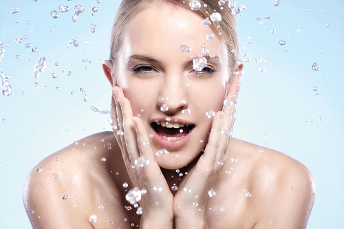 Làm sạch da đúng cách giúp ngăn chặn bã nhờn và vi khuẩn tích tụ 