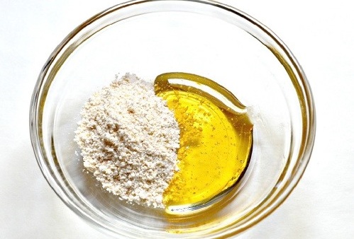 Các dưỡng chất có trong mật ong, bột cám có khả năng trị vùng háng hiệu quả