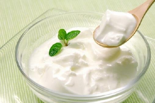 Sữa chua có chứa axit lactic, hợp chất này sẽ giúp bạn tẩy sạch thâm nám và dưỡng trắng da an toàn.