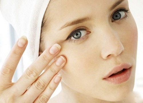 Khi chăm sóc da, cần nhẹ nhàng hơn với vùng quanh mắt.
