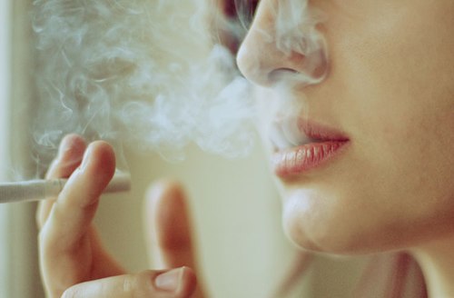 Không chỉ gây hại cho sức khỏe, hút thuốc lá còn khiến môi thâm đen, sạm màu.