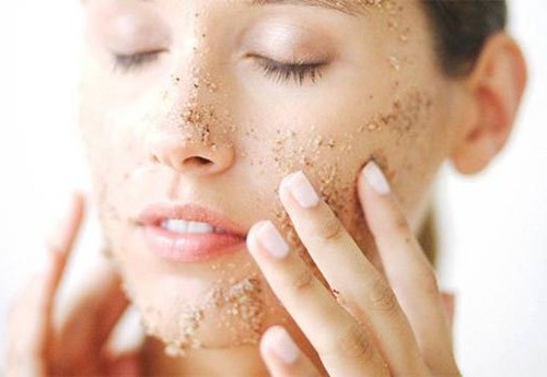 Dù áp dụng cách chăm sóc da nhờn và lỗ chân lông to nào, tẩy da chết cũng là bước thiết yếu.