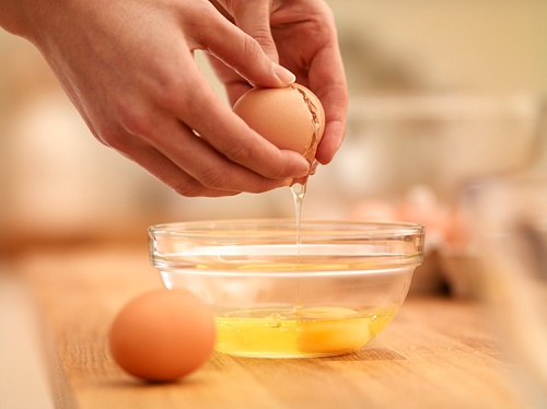 Tách riêng lòng trắng trứng để dưỡng da là cách làm đẹp được nhiều chị em áp dụng