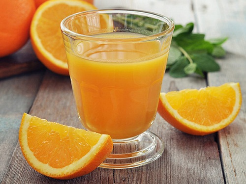 Uống cam, chanh chứa vitamin C tốt cho sức khỏe nhưng lại lâu hấp thu vào da
