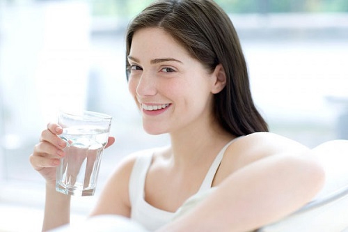 uống đủ nước giúp cung cấp độ ẩm và giúp da sáng hồng, mịn màng hơn