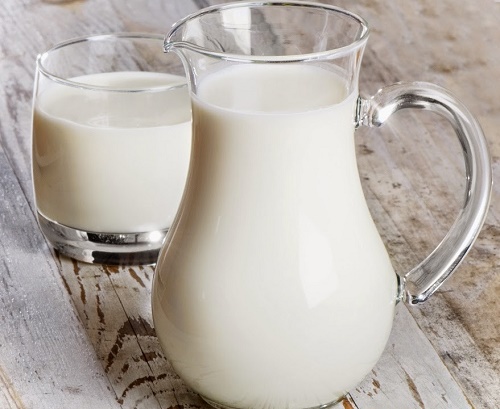 Sữa tươi là nguyên liệu làm trắng da được nhiều chị em áp dụng