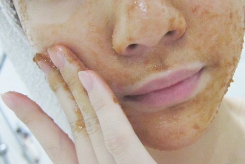 Tẩy da chết bằng mật ong và đường nâu giúp cho da sáng mịn, tăng cường hiệu quả dưỡng trắng.