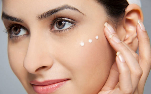 Sau khi dùng chanh để làm trắng da, bạn nên thoa kem dưỡng ẩm để da luôn mềm mịn, sáng khỏe.