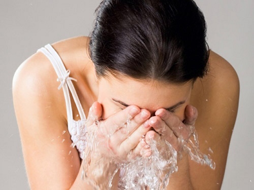 Tránh sử dụng nước nóng khi rửa mặt hay tắm gội để hạn chế lấy đi lớp dầu bảo vệ da