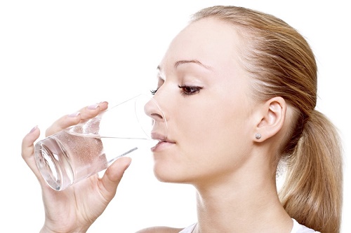 Uống nhiều nước là cách đơn giản nhất để bộ sung độ ẩm cho da