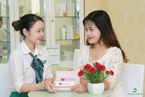 Trước khi kết thúc trải nghiệm trị mụn tại Thu Cúc, Lan Hương được sử dụng sản phẩm dưỡng da cao cấp và tư vấn kỹ càng về cách chăm sóc da sau điều trị.