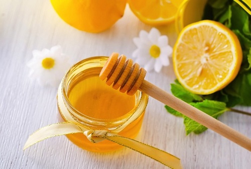 Sử dụng hỗn hợp mật ong, chanh đem đến khả năng trị mụn bọc hiệu quả tại nhà