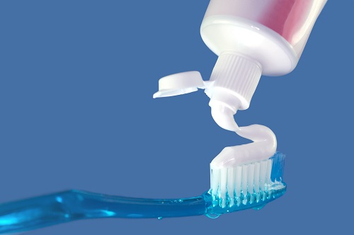 Thoa kem đánh răng mỗi ngày giúp trị mụn bọc dễ dàng