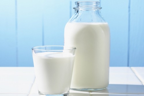 Sữa tươi chứa nhiều nhóm chất vitamin A, B đem đến tác dụng dưỡng trắng da hiệu quả tại nhà