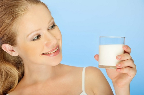 Uống sữa mỗi ngày giúp làn da được cung cấp đủ dưỡng chất từ bên trong