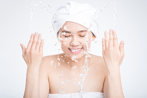 Làm sạch làn da trước khi đắp mặt nạ giúp lỗ chân lông được thông thoáng giãn nở