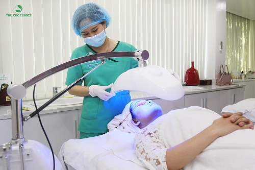 Điều trị mụn hiệu quả bằng công nghệ ánh sáng xanh BlueLight tại Thu Cúc Clinics.
