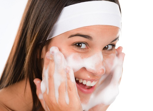 Luôn giữ sạch mặt để điều trị mụn hiệu quả.