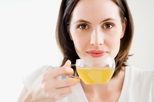 Uống 1-2 tách trà xanh vào mỗi sáng sẽ giúp da được thải độc và chống oxy hóa hiệu quả.