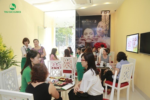 Không khí tại Thu Cúc Clinic Lạng Sơn luôn tập nập, đông đúc khách hàng đến làm đẹp.