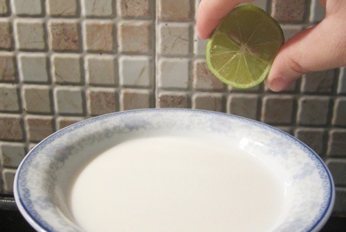 Sử dụng sữa tươi nước cốt chanh đắp mặt là phương pháp đơn giản dễ thực hiện tại nhà
