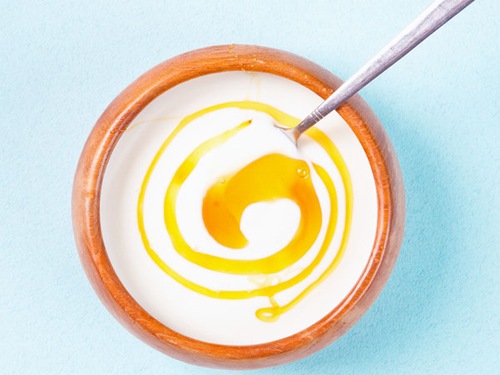 Sữa chua và mật ong đều là những nguyên liệu dưỡng da vô cùng hiệu quả, được rất nhiều chị em ưa chuộng.