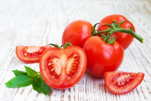 Việc bổ sung cà chua vào bữa ăn hàng ngày giúp cải thiện làn da khô từ bên trong 