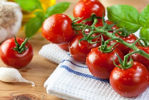 Với đặc tính sát trùng tự nhiên, cà chua xứng đáng được bạn chọn khi muốn loại bỏ viêm nang lông