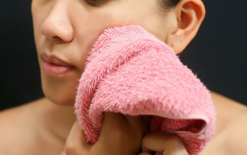 Chỉ nên dùng khăn sạch thấm nhẹ nhàng vùng da mặt.