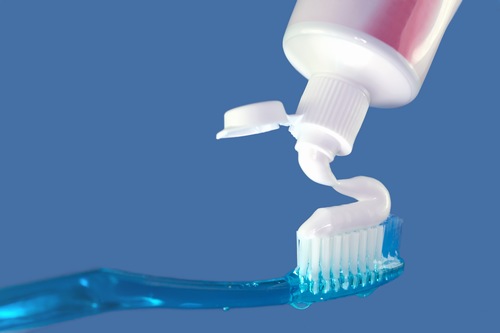 Sử dụng kem đánh răng trị mụn là phương pháp làm đẹp thông dụng