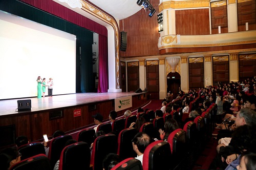 Hội trường sân khấu của nhà hát kịch Lam Sơn trở nên “nóng hơn bao giờ hết”. Rất đông người dân đã đến đây từ rất sớm để có cơ hội giao lưu trực tiếp với các nghệ sĩ danh tiếng.