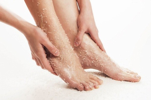 Tẩy da chết cho đôi chân , giúp bụi bẩn, lớp tế bào chết được loại bỏ