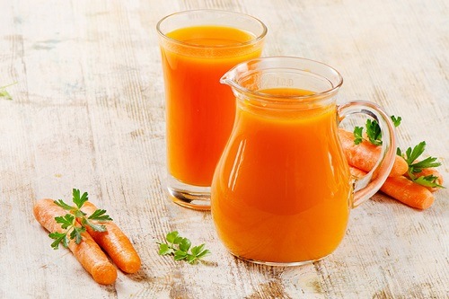 Cà rốt chứa nhiều dưỡng chất có khả năng cải thiện làn da khô từ bên trong lẫn bên ngoài