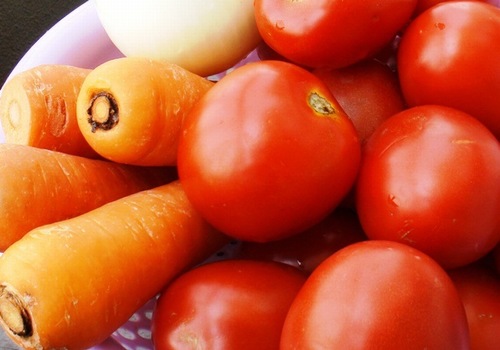 Hỗn hợp cà chua, cà rốt chứa nhiều dưỡng chất có tác dụng nuôi dưỡng làn da sáng khỏe 