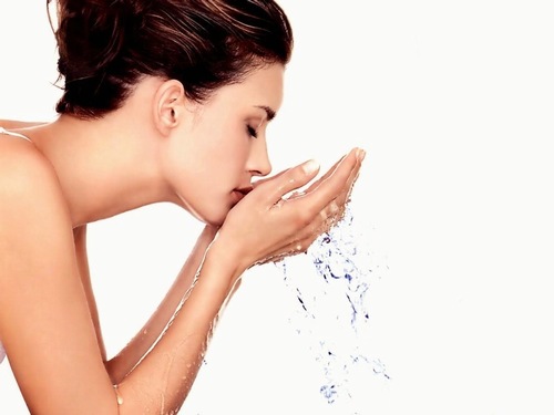 Làm sạch da mặt giúp bụi bẩn bã nhờn được loại bỏ, nhằm cải thiện tình trạng mụn lây lan và phát triển