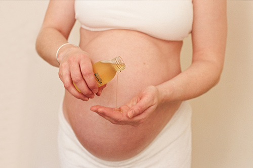 Thoa dầu dừa lên vùng bụng ngay từ những ngay đầu thai kỳ sẽ hạn chế được tình trạng rạn da.