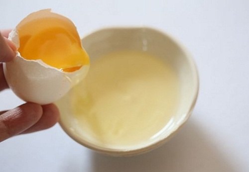Lòng trắng trứng giàu protein, axit amin giúp làm đều màu và giảm rạn da.