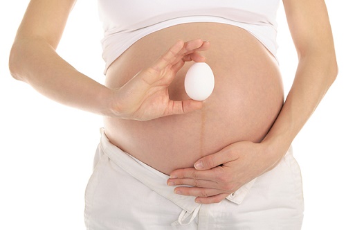 Nhiều chị em sử dụng lòng trắng trứng gà để khắc phục tình trạng rạn da sau thời gian sinh nở
