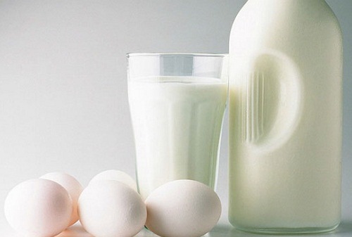 Hỗn hợp lòng trắng trứng gà, sữa tươi có khả năng trị rạn da